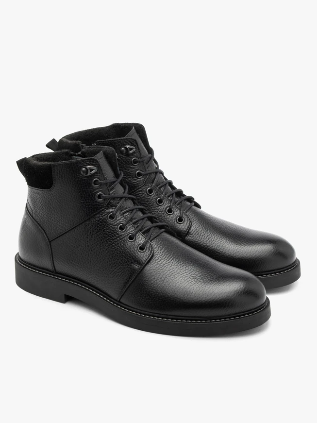 Schwarze Stiefel mit verschönerten Sohlen