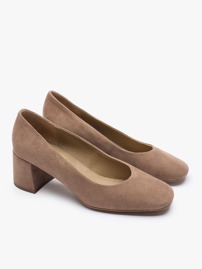 Hellbraune Pumps aus Veloursleder