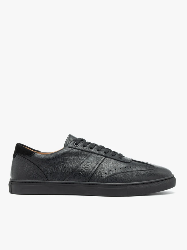 Schwarze Sporthalbschuhe mit weißer Sohle
