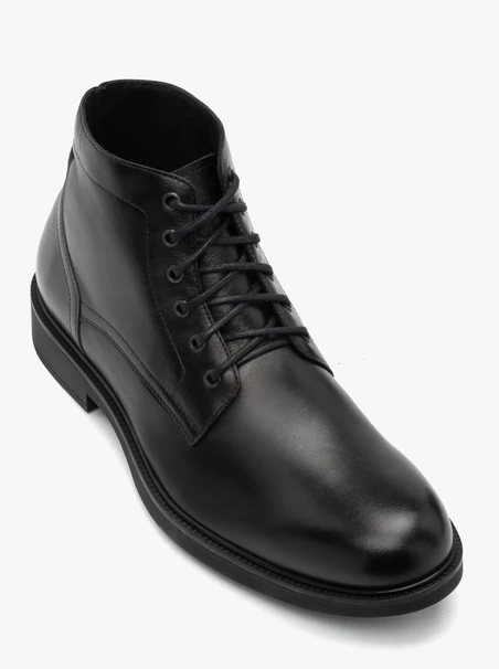 Schwarz genarbte Lederstiefel
