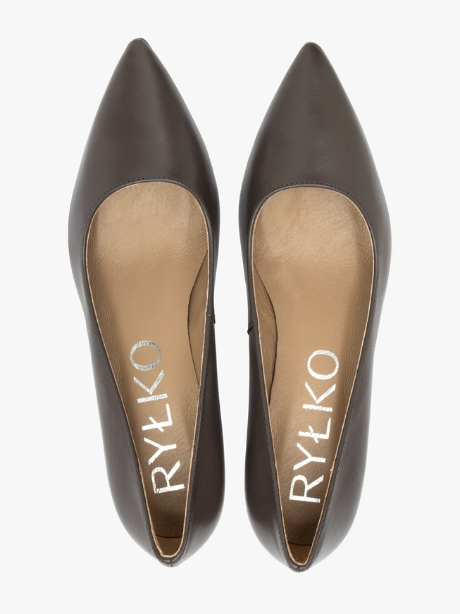 Grau lackierte Entenschwanz-Pumps