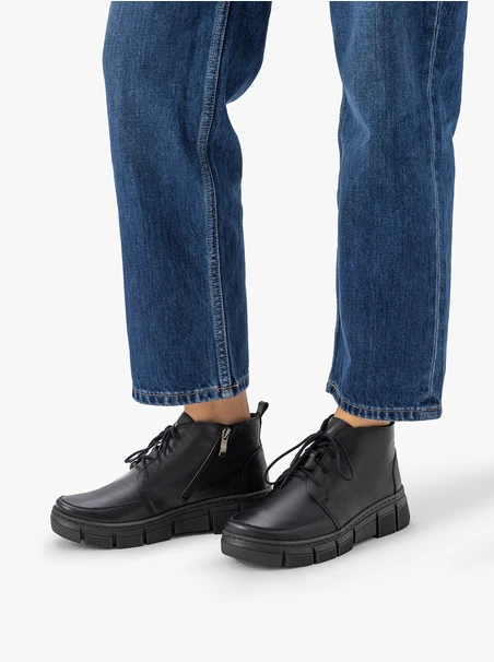 Schwarze Stiefel mit Fleece-Isolierung