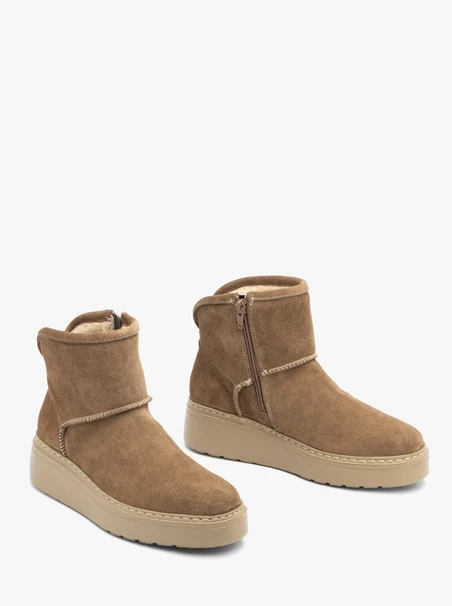 Beigefarbene Schneestiefel aus Veloursleder mit Wollisolierung