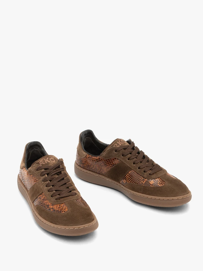 Braune Sporthalbschuhe
