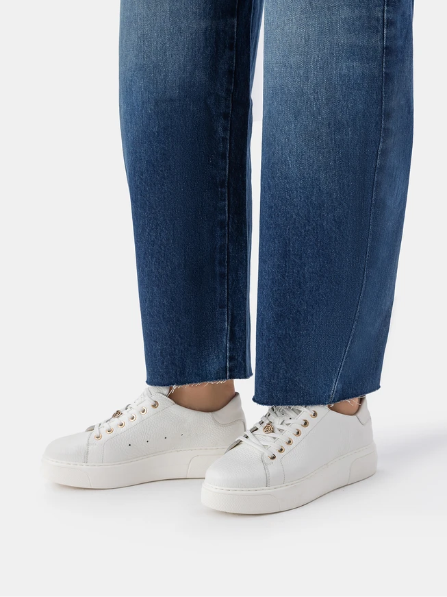 Weiße Turnschuhe aus genarbtem Leder