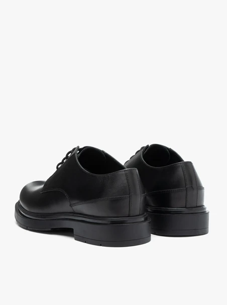 Schwarze Freizeithalbschuhe aus genarbtem Leder