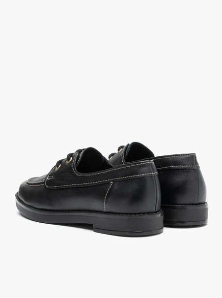 Halbschuhe aus schwarzem Narbenleder