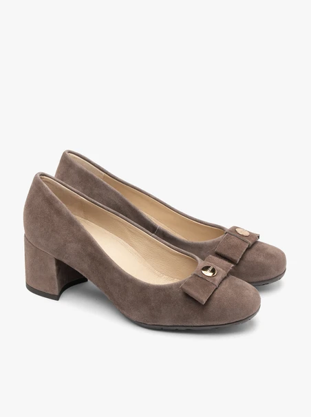 Graubraune Pumps mit Absatz
