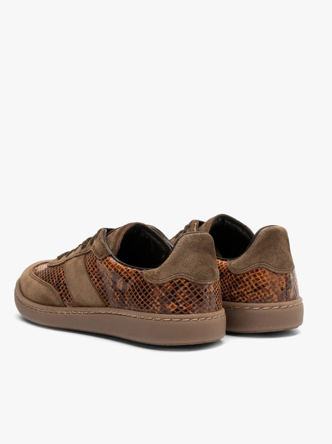 Braune Sporthalbschuhe