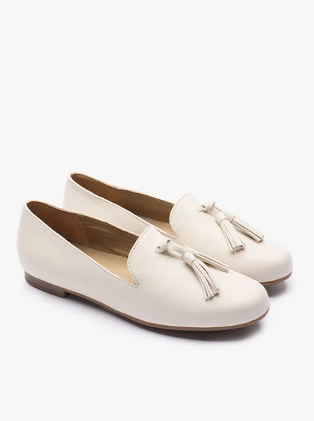 Cremefarbene Mokassins mit einer Clutch