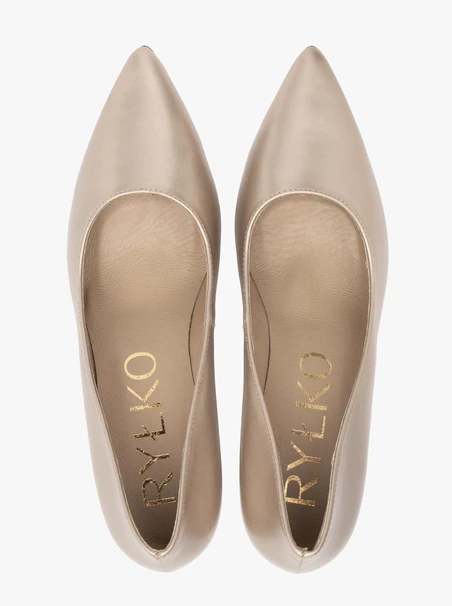 Platin-Pumps mit klobigem Stilettoabsatz