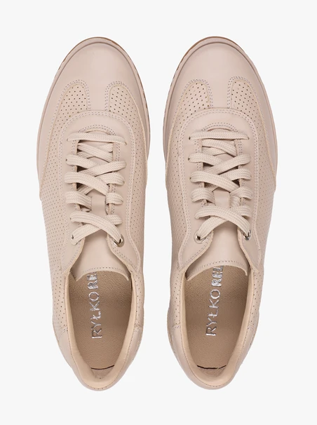 Beige Turnschuhe mit Perforationen