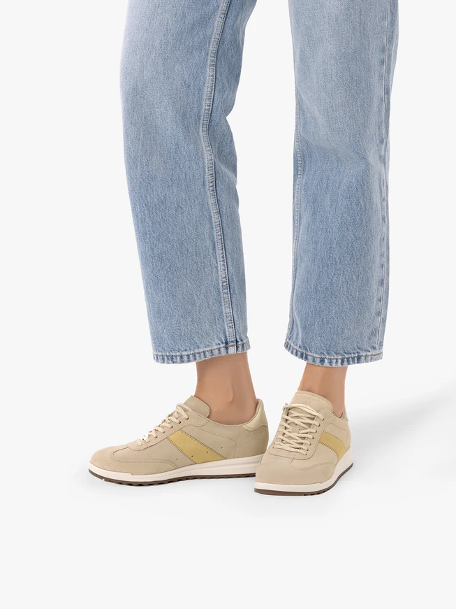 Beige und sandfarbene Sporthalbschuhe