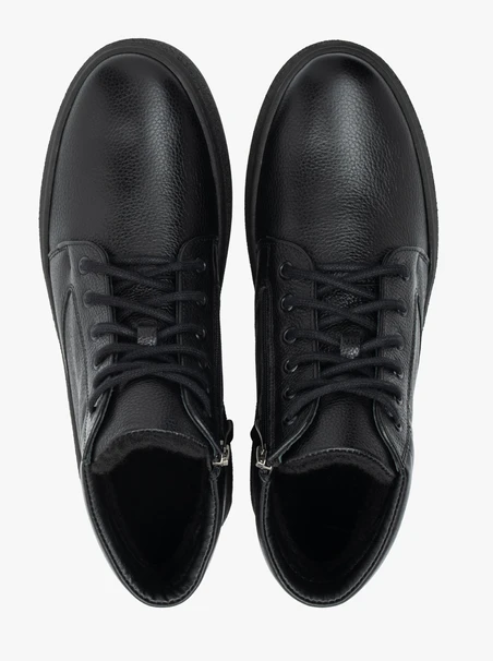 Schwarz genarbte Lederstiefel