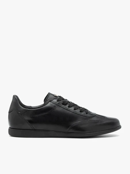 Schwarze Sportschuhe aus genarbtem Leder