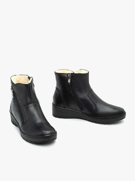 Isolierte Stiefel aus schwarzem Schafsleder