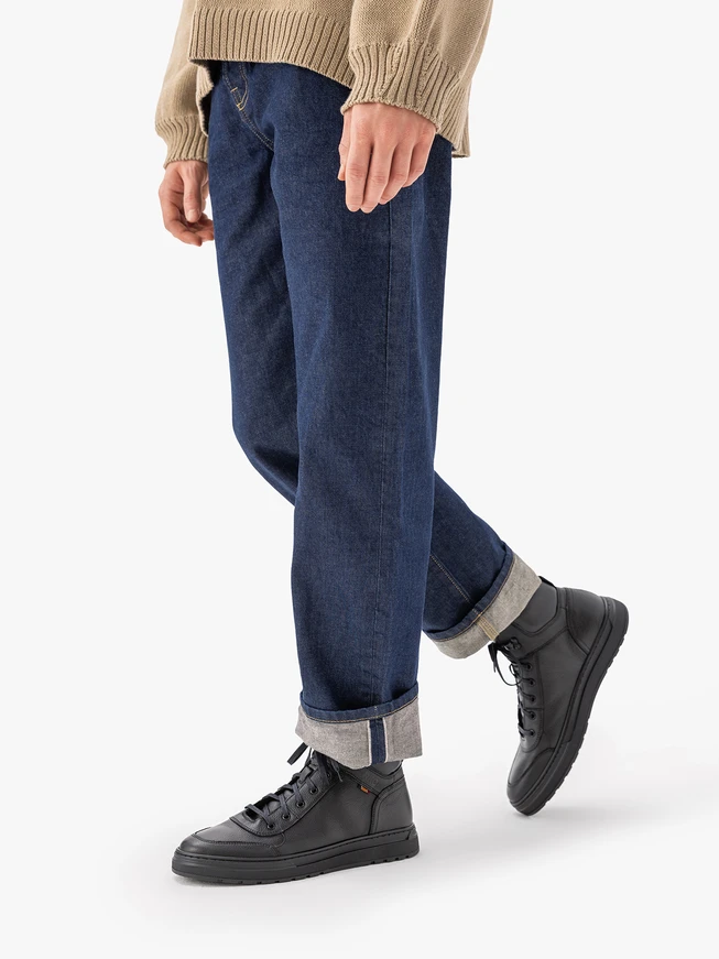 Schwarze isolierte Stiefel