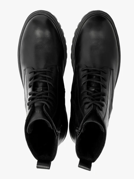 Schwarze Herrenstiefel mit leichtem Traktorsockel