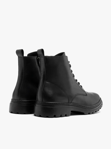 Schwarze Herrenstiefel mit leichtem Traktorsockel