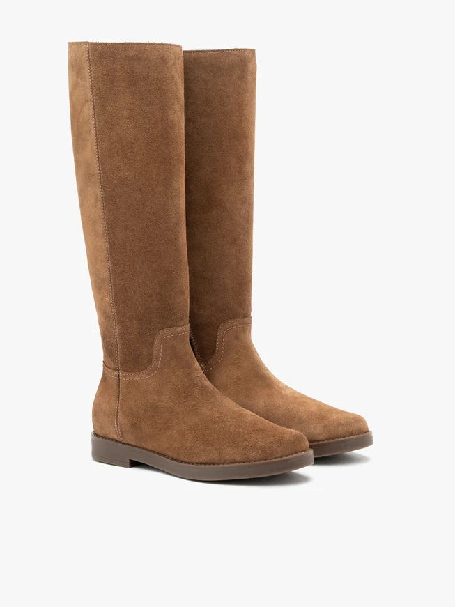 Braune Stiefel mit schmalem Schaft