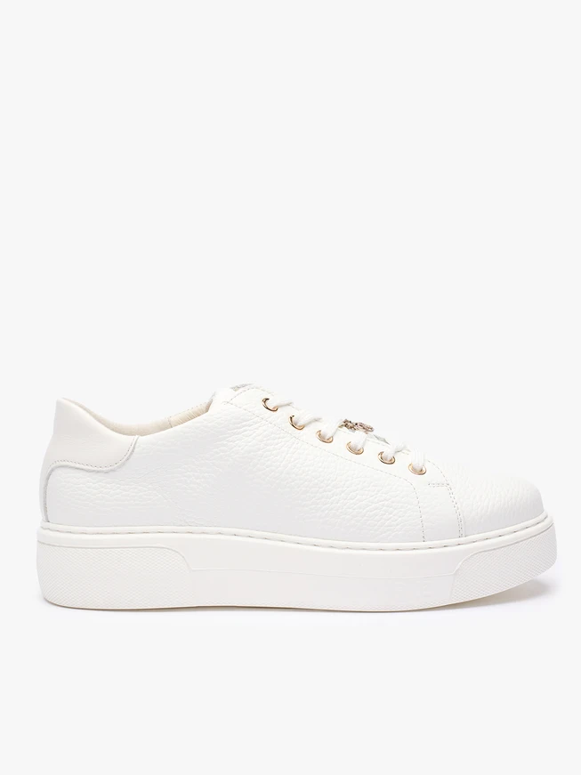 Weiße Turnschuhe aus genarbtem Leder