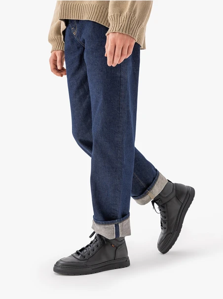 Schwarze isolierte Stiefel