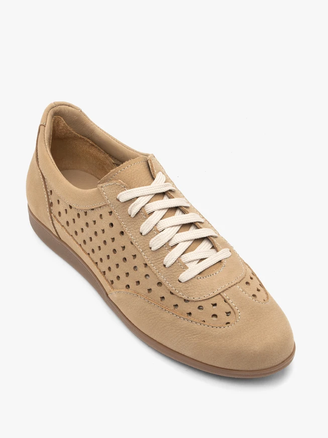 Halbschuhe aus sandfarbenem Nubukleder mit Perforationen