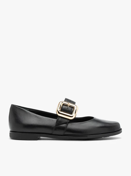Schwarze Ballerinas mit auffälliger Clutch