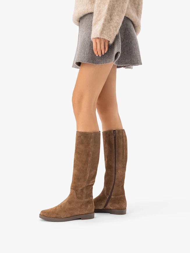 Braune Stiefel mit schmalem Schaft