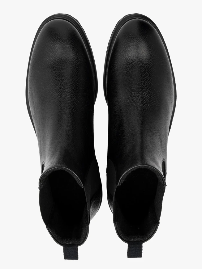 Black men’s Chelsea boots with light treaded sole
