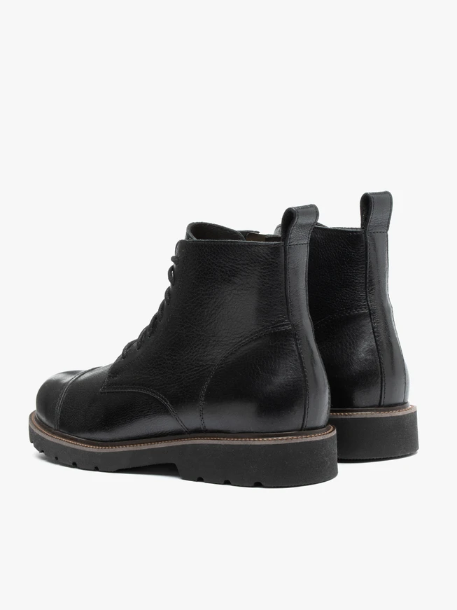 Schwarzer isolierter Vollnarbenlederstiefel