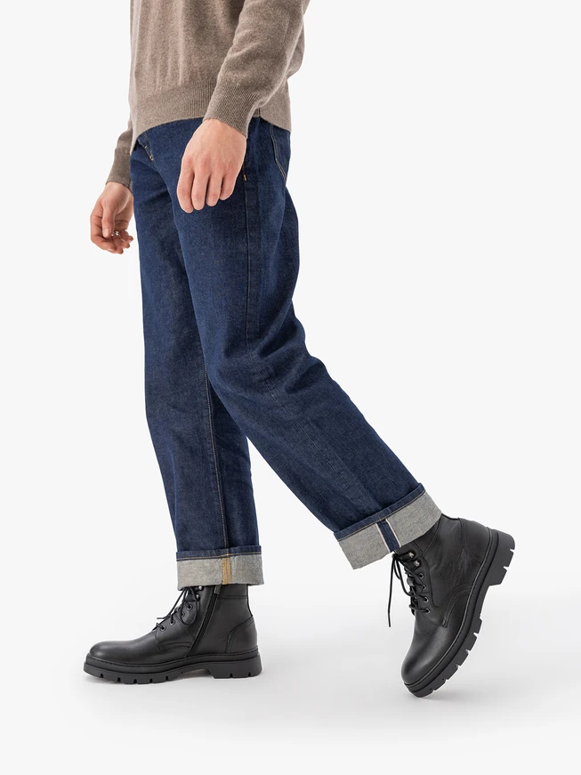 Schwarz genarbte Lederstiefel