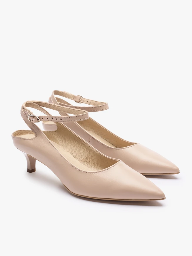 Beigefarbene Lederpumps mit Kitten-Heels