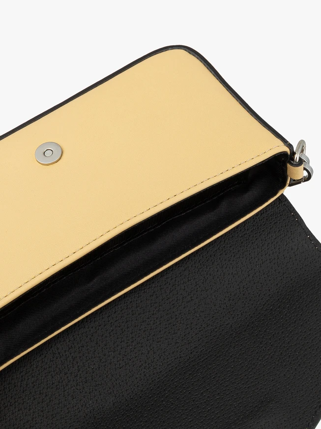 Leuchtend gelbe Clutch-Tasche mit Kette