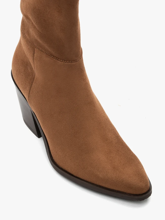 Braune höhere Stoffstiefel mit Stilettoabsatz