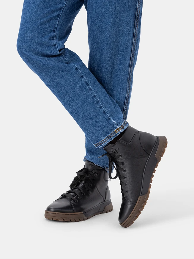 Black sporty men’s lace-up boots
