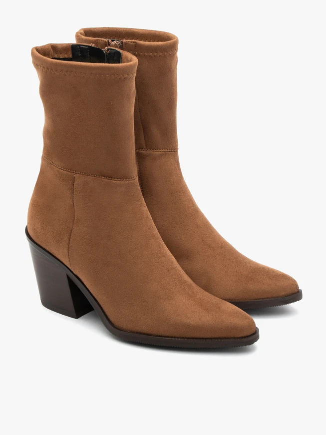 Braune höhere Stoffstiefel mit Stilettoabsatz