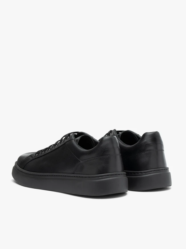 Schwarze Sportschuhe zum Schnüren