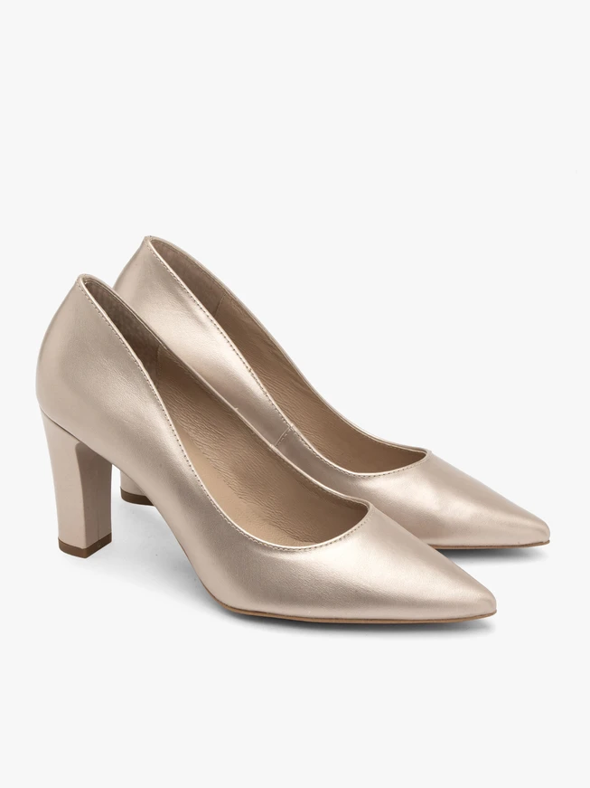 Platin-Pumps mit klobigem Stilettoabsatz