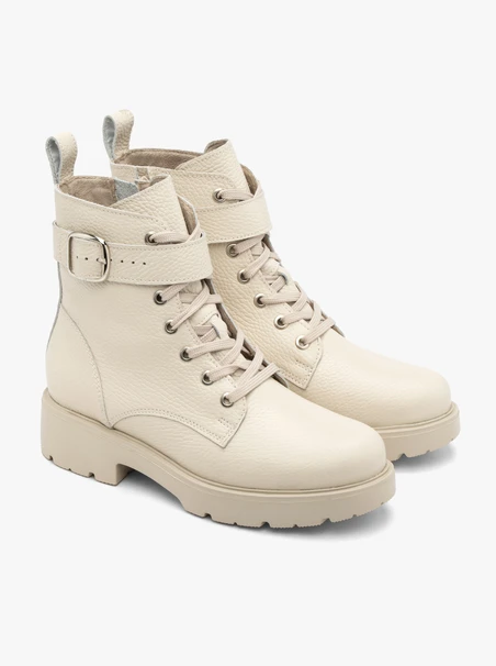 Cremefarbene Stiefel aus genarbtem Leder mit Riemen