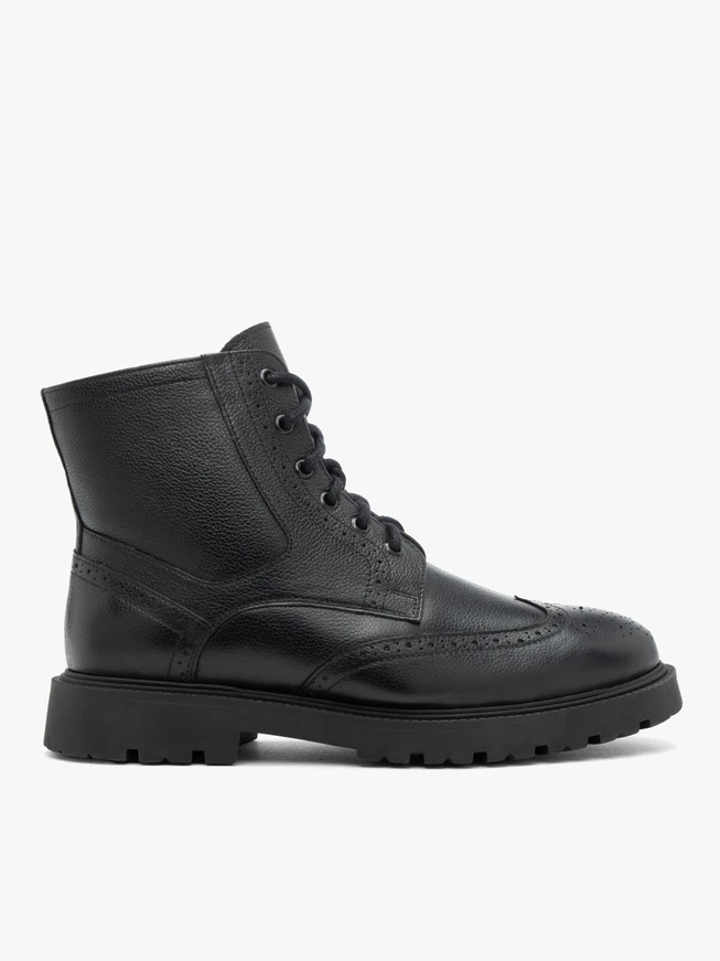 Schwarze Lederstiefel mit Perforationen