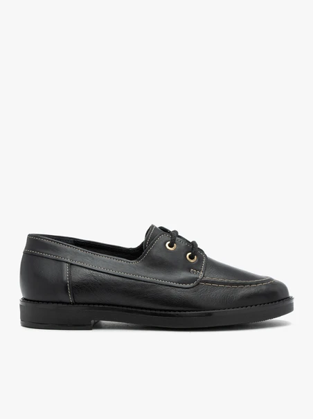 Halbschuhe aus schwarzem Narbenleder