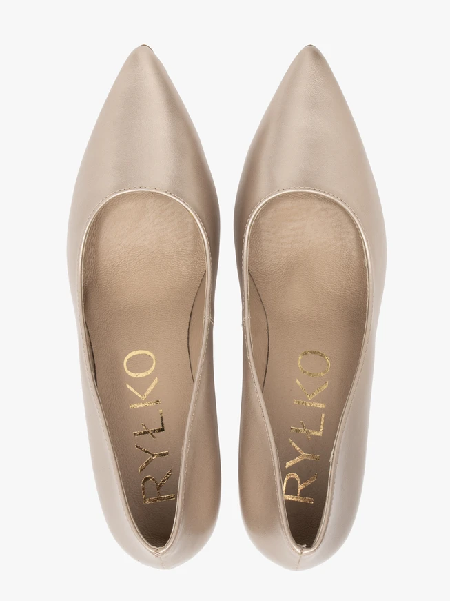 Platin-Pumps mit klobigem Stilettoabsatz