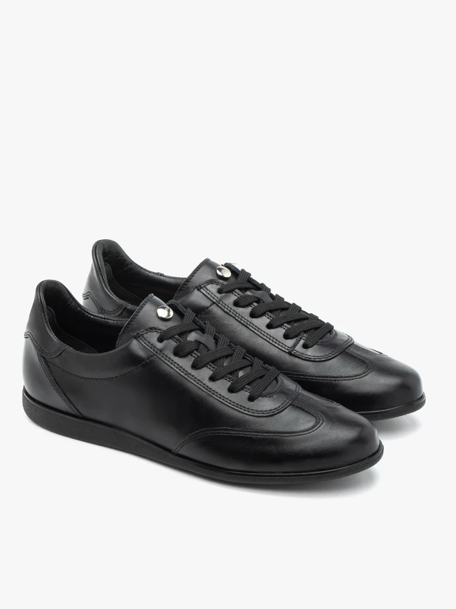 Schwarze Sportschuhe aus genarbtem Leder