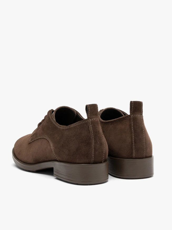 Halbschuhe aus braunem Veloursleder zum Schnüren