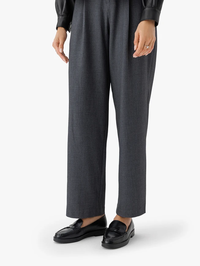 Schwarze minimalistische Mokassins aus genarbtem Leder