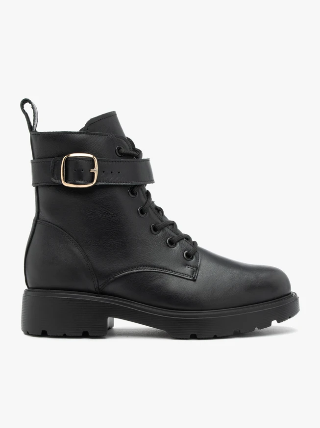 Schwarze Stiefel aus genarbtem Leder mit Riemen