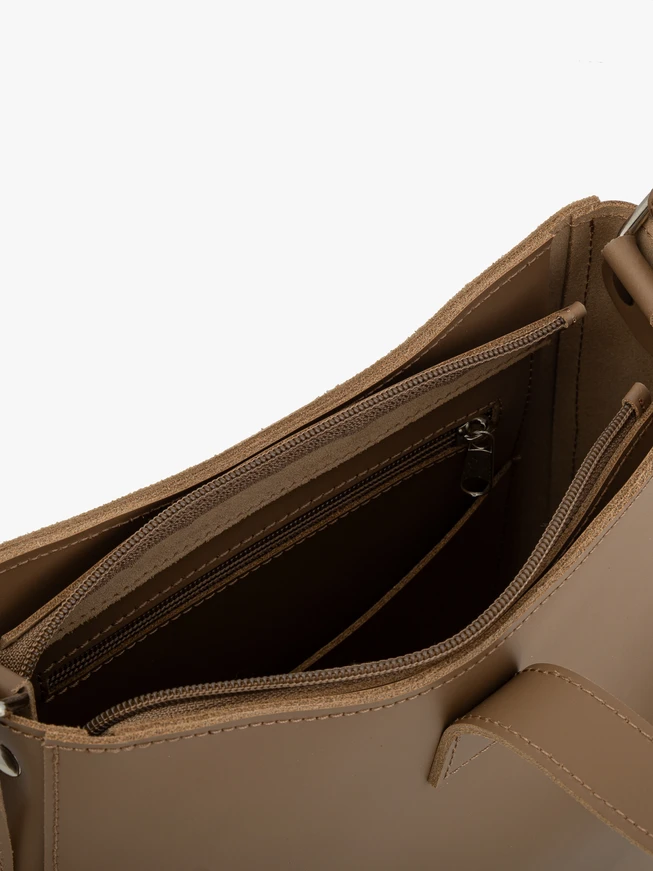 Dunkelbeige mittelgroße Tasche mit Schnalle