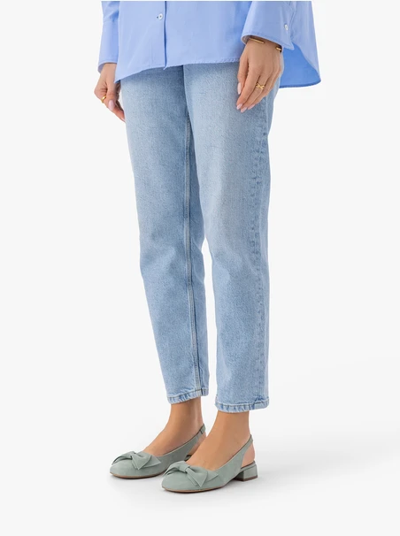 Seegrüne Slingback-Pumps ohne Absatz mit Schleife