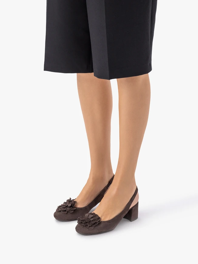 Dunkelbraune Slingback-Pumps ohne Absatz mit Blumenverzierung